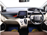 お車選びをお楽しみ頂けるよう、在庫車の展示スペースを十分に確保しております。