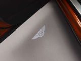 ドア下にBentleyエンブレムライト