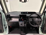 360&deg;UV&IRカット機能ガラス採用。見易い計器類と運転し易いレイアウトのドライビングポジションは、極細Aピラーの採用で視角も少なく前方&左右の見切りが良く安心して運転できます。