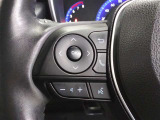 ステアリングには運転中でも簡単に操作できる各種スイッチついてます