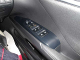 パワーウィンドウスイッチで運転席から全席の窓の開閉ができます。