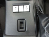 トラクションコントロールオフボタンとTRACKモード切替スイッチです。