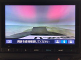 【バックカメラ】運転が苦手な方も車庫入れラクラクです!ギアをリバースに入れれば自動的に切り換わりますので、面倒な操作は不要です♪狭い駐車場もお車を傷つけず安心ですね!