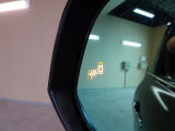 【ブラインドスポットモニター(BMS)】車線変更時の後方確認をアシスト! 隣の車線を走る車両をレーダーで検知し、ドアミラーでは確認しづらい死角エリアをカバーします。