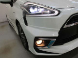 LEDヘッドライトです。デザイン性がよくとても明るいので、夜間の走行や悪天候でも安心です。しかも長寿命!