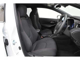 運転席/助手席です。 ホールド性が高く、運転姿勢が安定するスポーツシートです。正確なステアリング操作をサポートします。