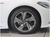 純正のアルミホイール装着車です。タイヤサイズは225/45R18です。