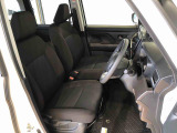 運転席の座面高さを調整できるシートリフターが付いています。