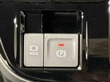 指先だけで簡単に操作が可能な電動パーキングブレーキを採用。「HOLD」スイッチを押すと、渋滞や信号待ちなどでブレーキペダルから足を離しても、ブレーキを保持するので安心です