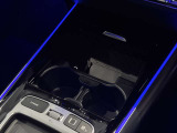【ワイヤレスチャージング】Qi規格に対応したスマートフォンを置くだけで充電が可能です。充電ケーブルを接続する手間が省けるため、とても便利です。