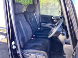 フロントは運転席と助手席が別々の広々としたセパレートシートです、運転席は、高さを調整できるハイトアジャスター付きです。