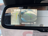 画像の左側は運転席から見ることのできないフロント左側を映している画像です、狭い道や幅寄せ時に便利です。