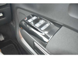 運転席側ドアの内側に、全窓開閉スイッチがございます。
