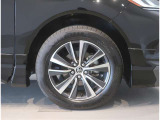 純正のアルミホイール装着車です。タイヤサイズは225/60R18です。