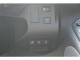 ハンドル傍のスイッチでは、ヘッドライトの光軸調整/ステアリングヒーターやチャイルドロックおよびブラインドスポットモニターのオンオフ切り替えが可能です!