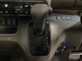 CVT車のセレクトレバーです。低速から高速まで、変速ショックのないスムーズな走りを実現するとともに、エンジン効率のよい領域を維持することで燃費にも貢献します。