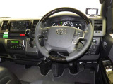 運転の際、常に目にする部分だけにシックで飽きのこないデザインが良いですね。