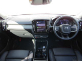 コンパクトなXC40でも上級車種と同様に、縦長式の大型タッチパネルを主体としたインテリア スマートフォン感覚でナビゲーションやオーディオなどを操作できます。