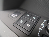 メモリー機能付フルパワーシート『ドライバー三名までのシートポジションを記憶するメモリー機能付きのフルパワーシートを装備します。ご家族でのご使用をお考えの方にもぜひおすすめさせていただきます。』