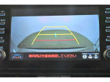 バックガイドモニター(バックモニター)付き。車両後方の映像をナビ画面に表示し、駐車などの後退操作をサポートします。