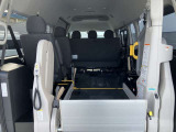 可倒式リヤシートを起こした状態です。車いす2脚積載になります。