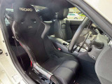 運転席はレカロバケットシートとなっております。