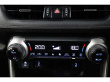 運転席と助手席、それぞれ温度調節ができ、オールシーズン快適なオートエアコンとなっております!