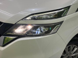【LEDヘッドライト】悪天候や夜間走行時も良好な視界を確保し安心して運転できる高輝度LEDヘッドライトを装備!点灯速度が早く、消費電力も抑えられています。