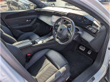 運転席周辺は、プジョー独自の設計思想が生み出した『i-Cockpit』