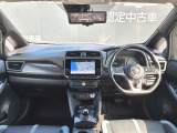 スポーティなブラックの洗練されたインテリア☆エンジンノイズやエキゾーストサウンドが無いので静寂性が高い室内空間!目的地に着くまで、道中の会話も弾みます♪