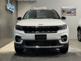 伝統のセブンスロットルグリルが一目でJeepと分かります。