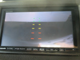 【リアカメラ】リバースに入れるだけで後方の映像が映ります。安全確認や、狭い駐車場での車庫入れ、雨の日や夜間など視界の悪い時に便利です。安全にバックする為には欠かせない装備です。