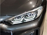【LEDヘッドライト】先進のLEDテクノロジーを採用。放射される白色光の周波特性は太陽光に近く、バイキセノン・ヘッドライトを上回るコントラストで更に明るく輝きます!