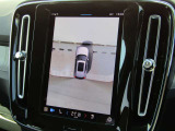 真上から見下ろすバードアイ映像を映し出す360度ビューカメラの2画面表示で、自車後方と周辺の状況を同時に確認できます。