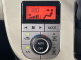 【オートエアコン】一度お好みの温度に設定すれば、車内の温度を検知し風量や温度を自動で調整。暑い&hellip;寒い&hellip;と何度もスイッチ操作をする必要はありません。快適な車内空間には必須の機能ですね♪