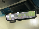 【デジタルルームミラー】車両後方カメラの映像をルームミラーに映すことが出来ます。 そのため、後席に人や荷物があって後方が見えづらい場合でもしっかり視界を確保することが出来ます。