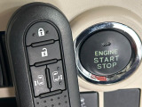 【キーレススタートシステム】カバンやポケットに入れたままでもドアの施錠・解錠が可能なスマートキーを装備。エンジンのオン・オフ時もカギを取り出す必要が無いからとっても便利です♪