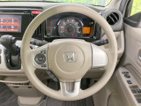 インテリアに合わせたデザインのステアリングは、運転される方のことも考え、運転しやすい形状、大きさです。是非一度、実際に触ってお確かめください。