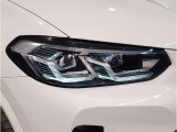 【LEDヘッドライト】先進のLEDテクノロジーを採用。放射される白色光の周波特性は太陽光に近く、バイキセノン・ヘッドライトを上回るコントラストで更に明るく輝きます!
