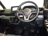 運転の際、常に目にする部分だけにシックで飽きのこないデザインが良いですね。
