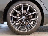 【BMWアロイホイル】軽量かつ強度に拘ったアロイホイル。走行性能ポテンシャルを引き出す設計。車の足元を引き締めてくれる大きなポイントはアロイホイルです。