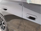 【デザインとの融合】BMWデザイナーが創り出したボディデザインを損なう事のない様に配置とデザインに拘っています。ドアノブについてもBMWの拘りに妥協はありません。
