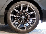 【BMWアロイホイル】軽量かつ強度に拘ったアロイホイル。走行性能ポテンシャルを引き出す設計。車の足元を引き締めてくれる大きなポイントはアロイホイルです。