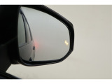 ウインカーミラーにはBSM(ブラインドスポットモニター)を搭載。隣を走る車両が死角に入るとLEDインジケーターを点灯。また、ウィンカーを出すとインジケーターも光って点滅!注意を促してくれます