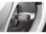 レーダークルーズコントロール(全車速追従機能付)付きです。車速に応じて追従支援してくれるので、ロングドライブも快適です。詳細は販売店スタッフまでおたずねください。
