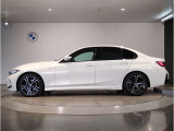 【拘りのFR】BMWが多く採用するFR車。ダイレクトでスポーティな加速感・シャープなハンドリングを実現。縦置きエンジンレイアウトにより、フラットで上質な乗り味です。
