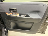 【運転席ドア】ボトルホルダーや収納ポケットが付いているので運転席周りもスッキリ保てます★
