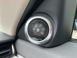 【MERIDIAN】低音から高音までをクリアに再現し車内に臨場感溢れる音響空間を提供致します。