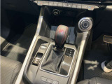 純正オプションのレッドステッチ・シフトノブを装備しボディーカラーとコーディネートしております