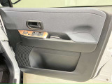 【運転席ドア】ボトルホルダーや収納ポケットが付いているので運転席周りもスッキリ保てます★
